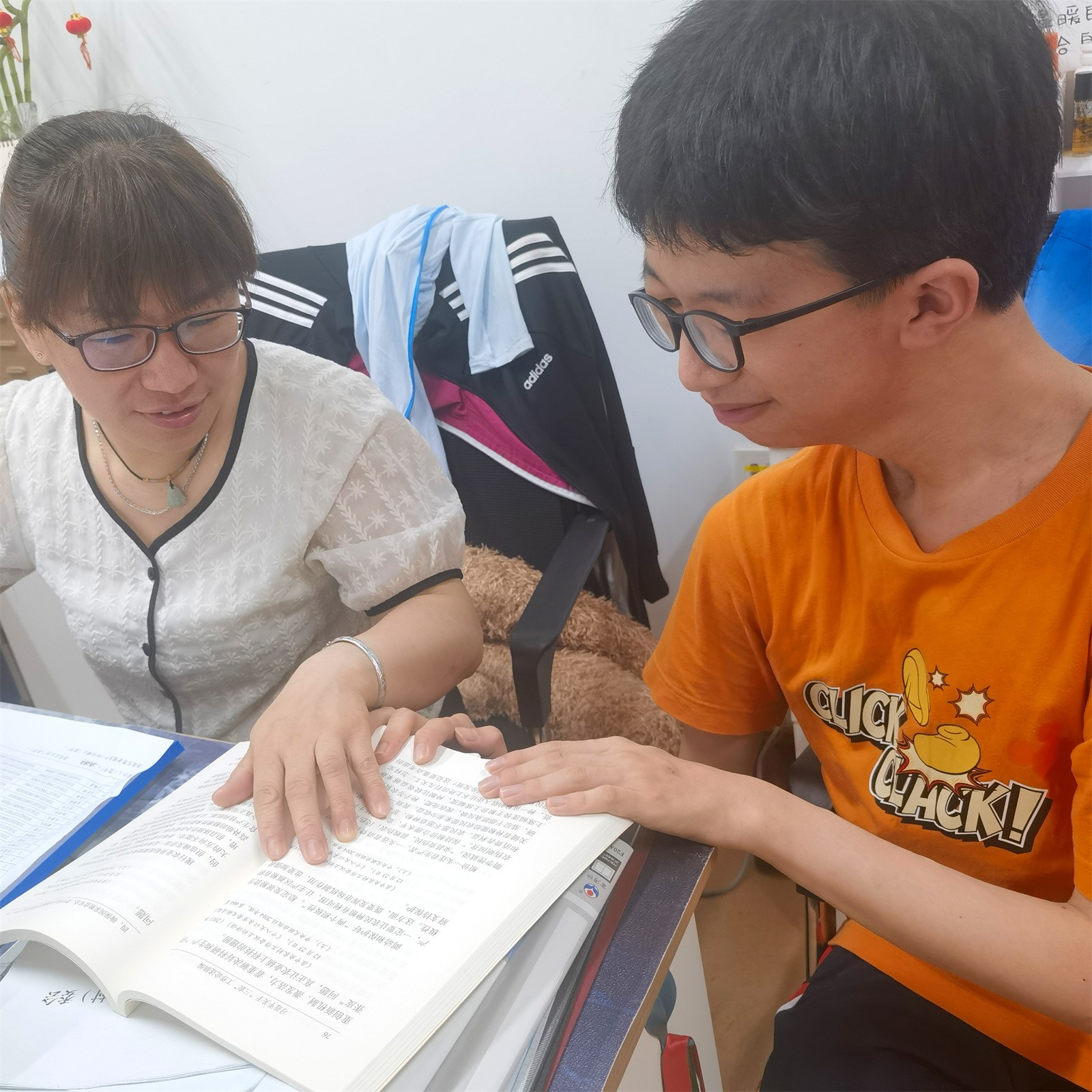 中午休息时间辅导孩子阅读课文.jpg